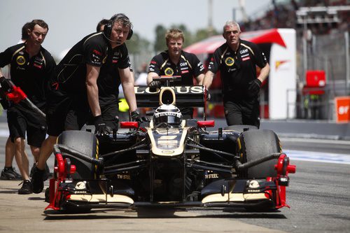 Los mecánicos ayudan a Kimi Räikkönen a regresar al 'box'