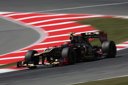 Romain Grosjean exprime su Lotus E20 en Barcelona