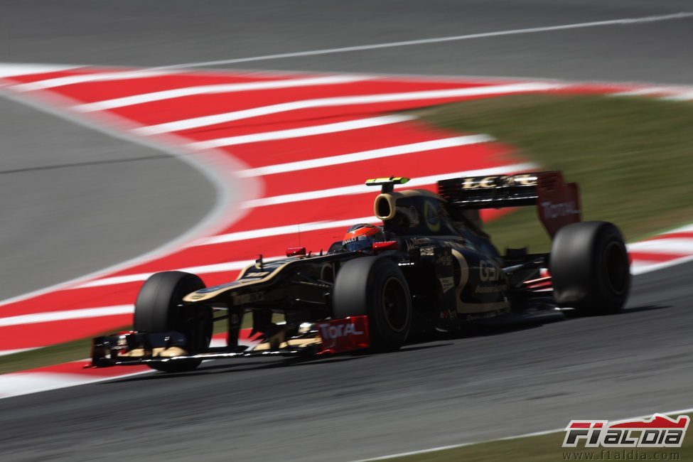 Romain Grosjean exprime su Lotus E20 en Barcelona