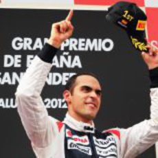 Pastor Maldonado celebra su victoria en el podio del GP de España 2012