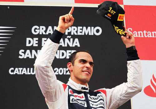 Pastor Maldonado celebra su victoria en el podio del GP de España 2012
