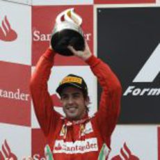 Fernando Alonso levanta su trofeo en el GP de España 2012