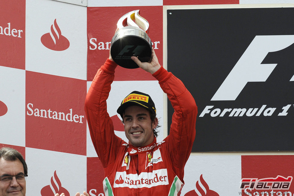 Fernando Alonso levanta su trofeo en el GP de España 2012