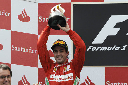Fernando Alonso levanta su trofeo en el GP de España 2012