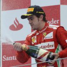 Fernando Alonso descorcha el champán en el GP de España 2012