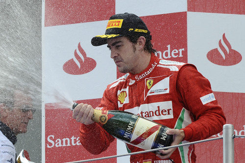 Fernando Alonso descorcha el champán en el GP de España 2012