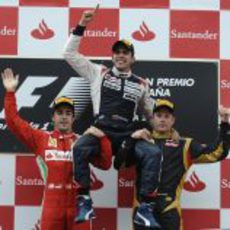 Alonso y Räikkönen levantan en brazos a Maldonado