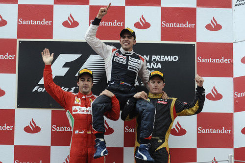 Alonso y Räikkönen levantan en brazos a Maldonado