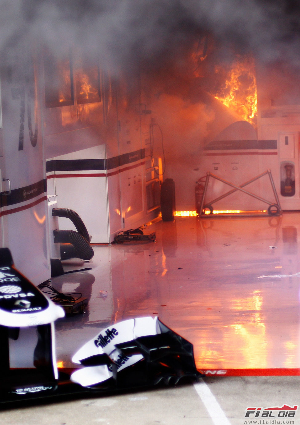 Fuego en el box de Williams en Montmeló