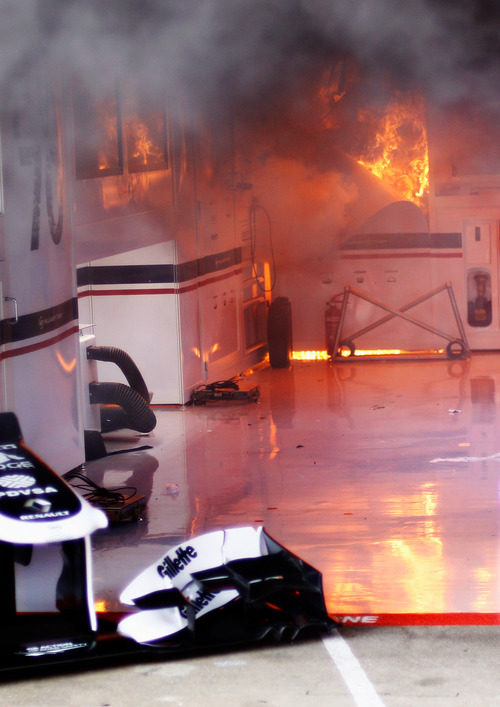 Fuego en el box de Williams en Montmeló
