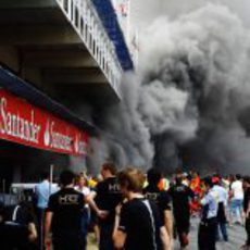 Mucho humo en el 'pit lane' de Barcelona 2012