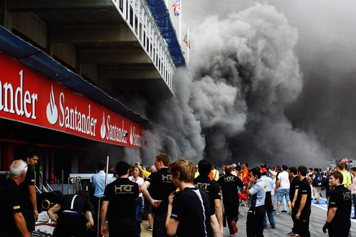 Mucho humo en el 'pit lane' de Barcelona 2012