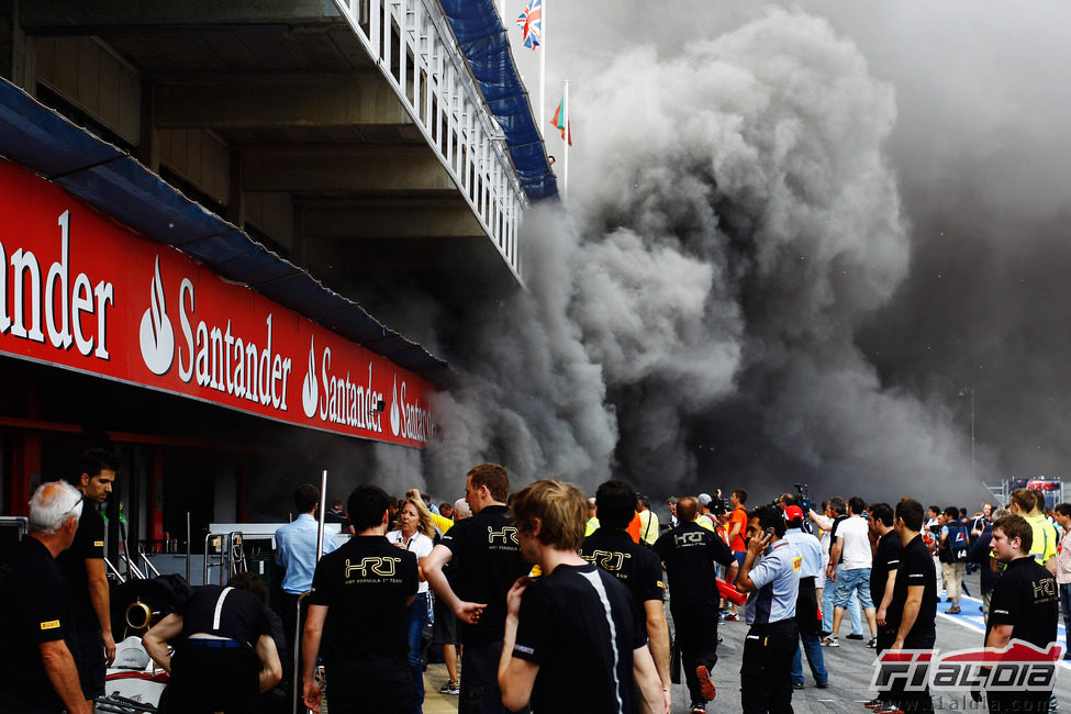 Mucho humo en el 'pit lane' de Barcelona 2012