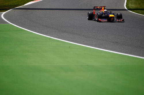 Sebastian Vettel rueda durante la carrera en España