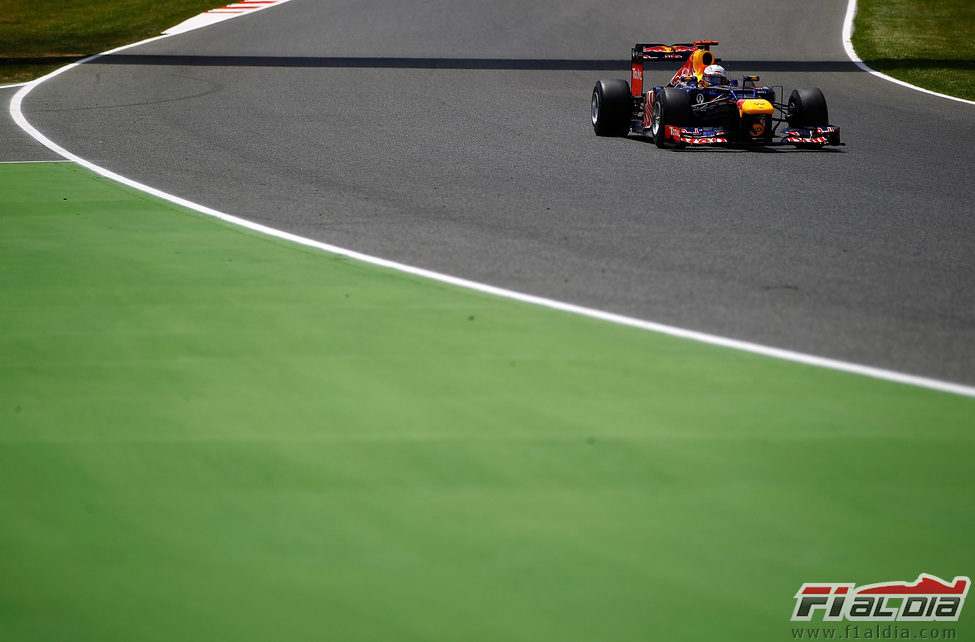 Sebastian Vettel rueda durante la carrera en España
