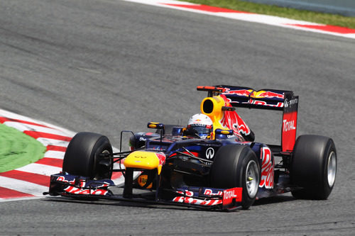 Sebastian Vettel sale de una curva en Montmeló