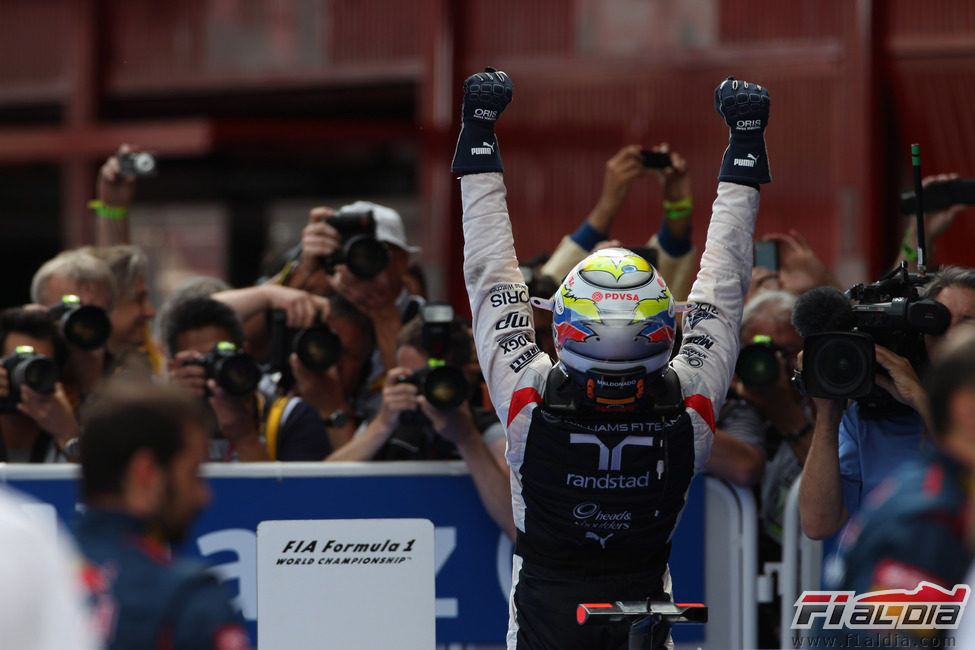 Pastor Maldonado celebra su primera victoria en la F1