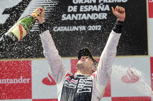 Pastor Maldonado disfruta de su victoria en el podio de Montmeló