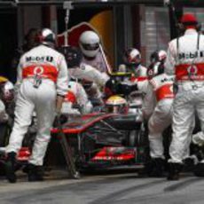 Lewis Hamilton realiza un 'pit stop' en Montmeló