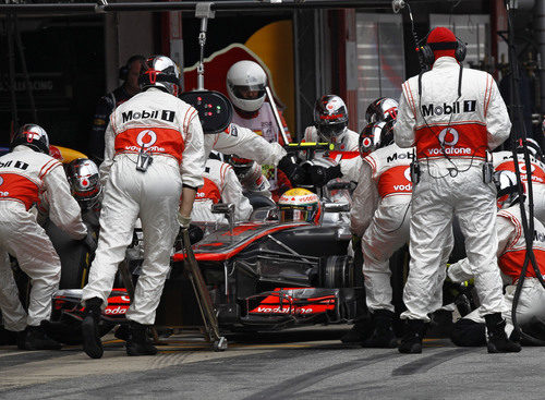 Lewis Hamilton realiza un 'pit stop' en Montmeló