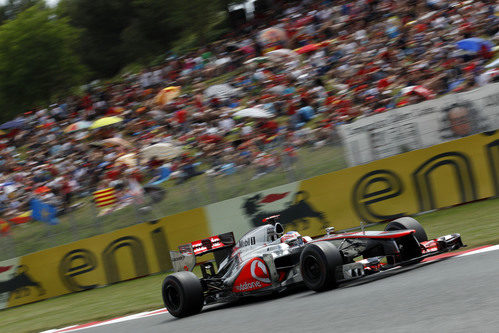 Jenson Button exprime su MP4-27 en la carrera de España