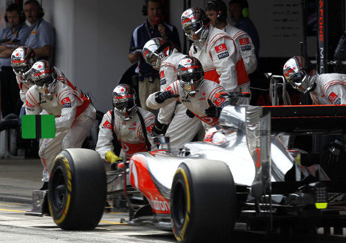 Jenson Button entra a 'boxes' para cambiar neumáticos