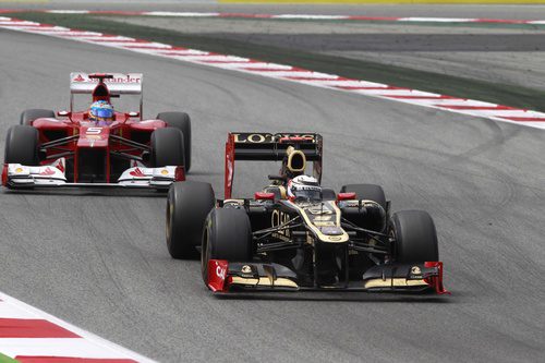 Kimi Räikkönen por delante de Fernando Alonso en Montmeló
