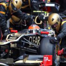 Romain Grosjean hace una parada en 'boxes'