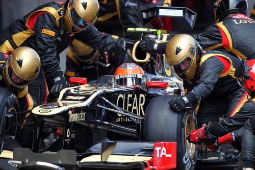 Romain Grosjean hace una parada en 'boxes'