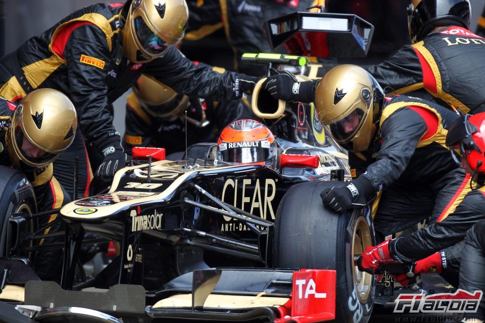 Romain Grosjean hace una parada en 'boxes'