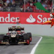 Kimi Räikkönen entra al 'pit lane' de Montmeló