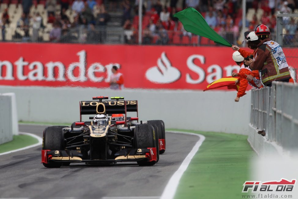 Kimi Räikkönen entra al 'pit lane' de Montmeló