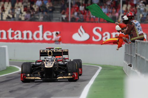 Kimi Räikkönen entra al 'pit lane' de Montmeló