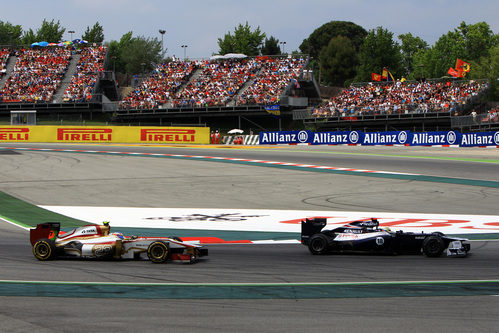 Narain Karthikeyan por detrás de un Williams