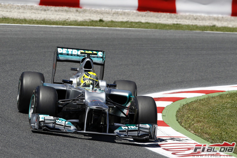 Nico Rosberg rueda a los mandos del W03 en Montmeló