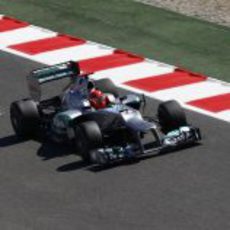 Michael Schumacher pasa por la línea de meta de Montmeló