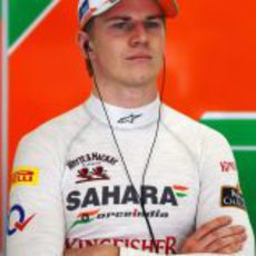 Nico Hülkenberg en el box de Force India