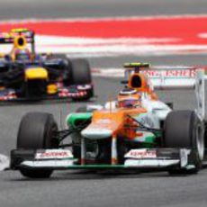 Nico Hülkenberg perseguido por Mark Webber en el Gran Premio de España 2012