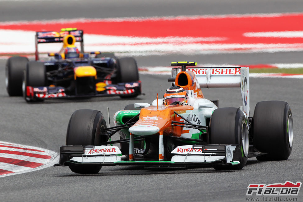 Nico Hülkenberg perseguido por Mark Webber en el Gran Premio de España 2012