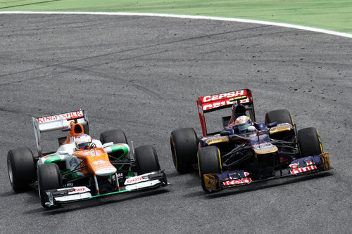 Paul di Resta adelantado por un Toro Rosso en el GP de España 2012