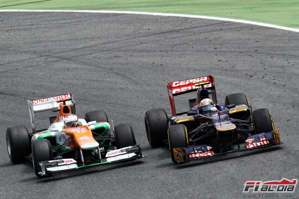 Paul di Resta adelantado por un Toro Rosso en el GP de España 2012