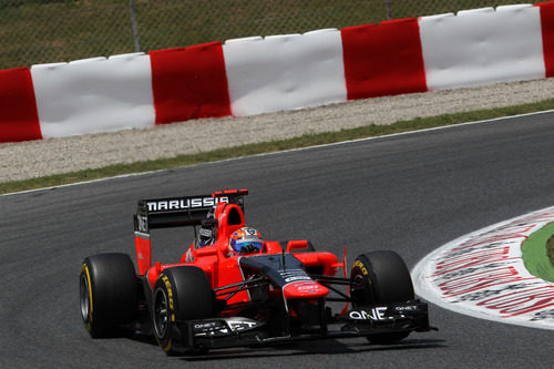 Timo Glock sale de una curva en Montmeló