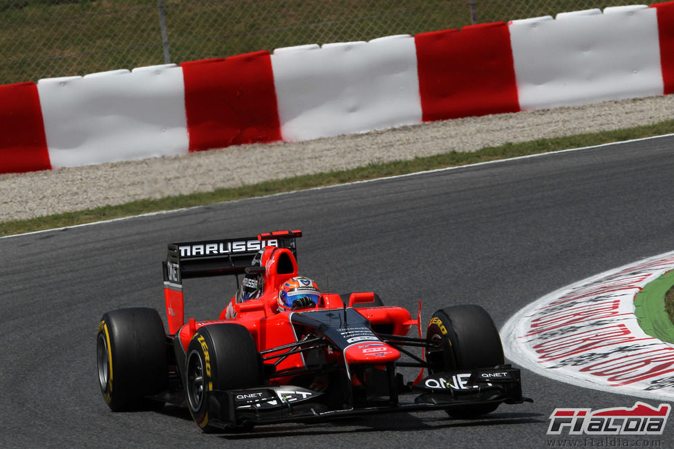 Timo Glock sale de una curva en Montmeló