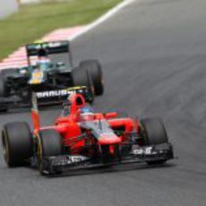 Charles Pic por delante de un Caterham en Montmeló