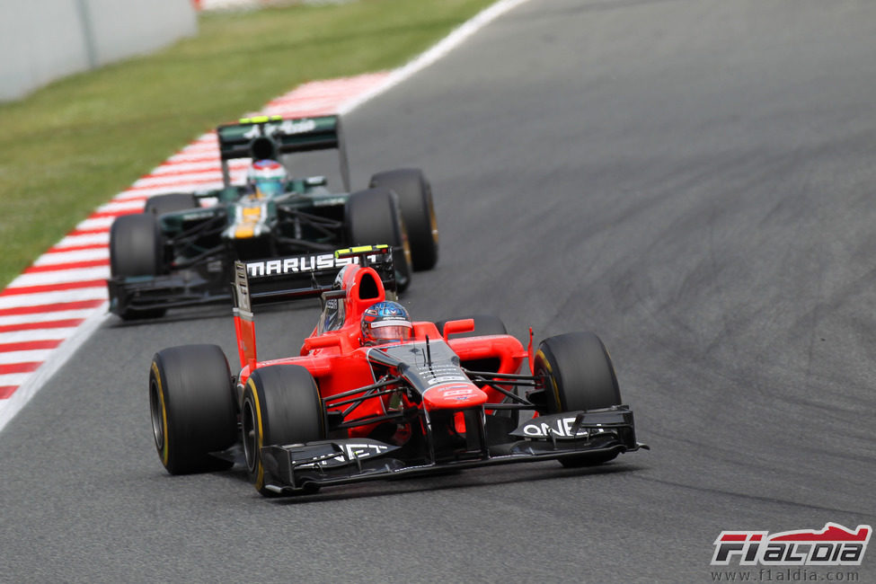 Charles Pic por delante de un Caterham en Montmeló