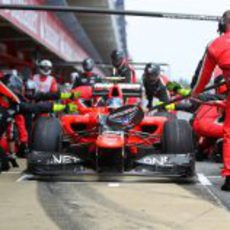 Charles Pic para y cambia neumáticos en Montmeló