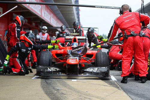 Charles Pic para y cambia neumáticos en Montmeló