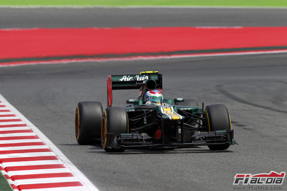 Vitaly Petrov empuja al máximo su CT01 en Montmeló