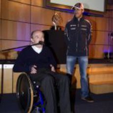 Pastor Maldonado asiste a las palabras de Frank Williams