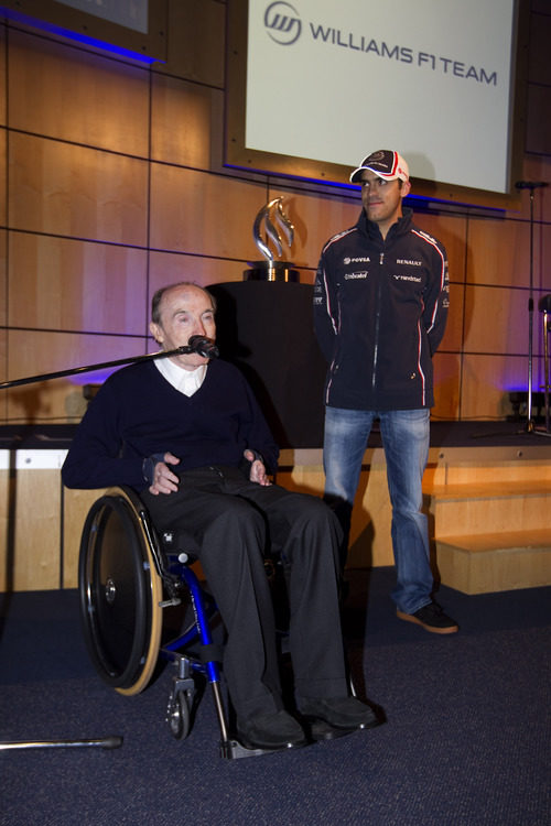 Pastor Maldonado asiste a las palabras de Frank Williams